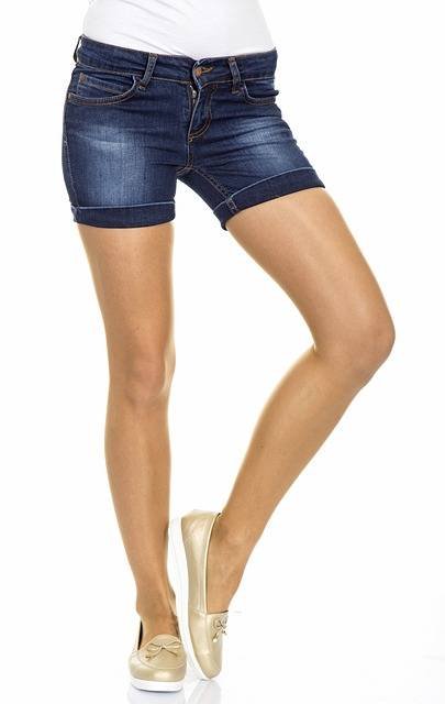 Comment porter des shorts de manière élégante et tendance cet été ?
