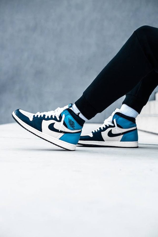 Les sneakers à porter avec une robe pour un look décontracté